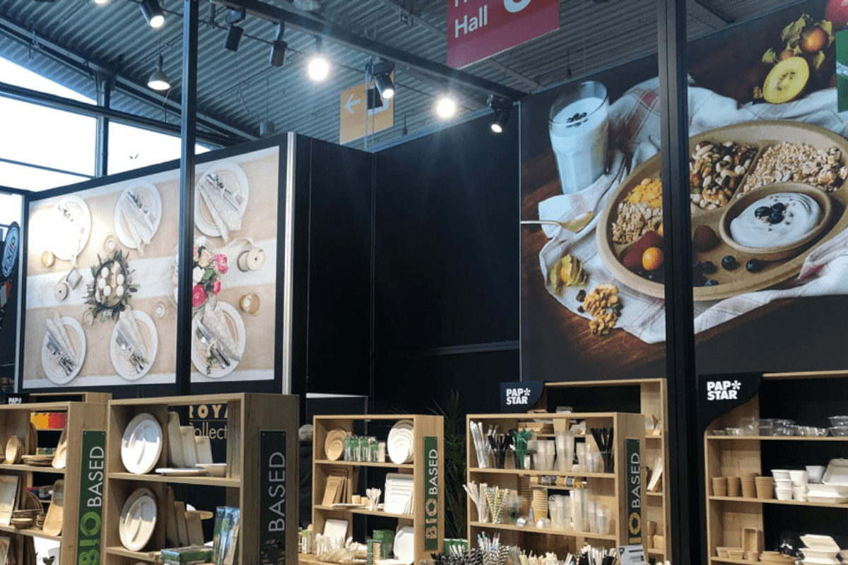 papstar-messestand-plakate