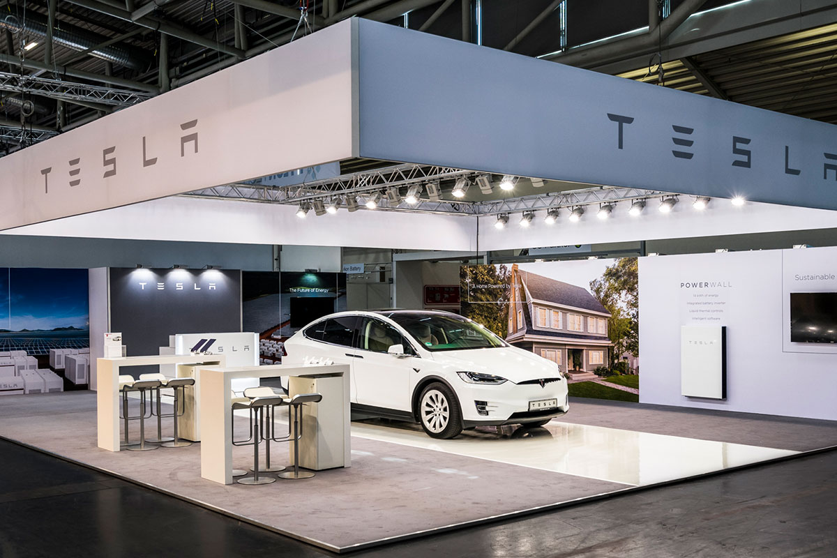 Messestand für Tesla auf der Intersolar in München